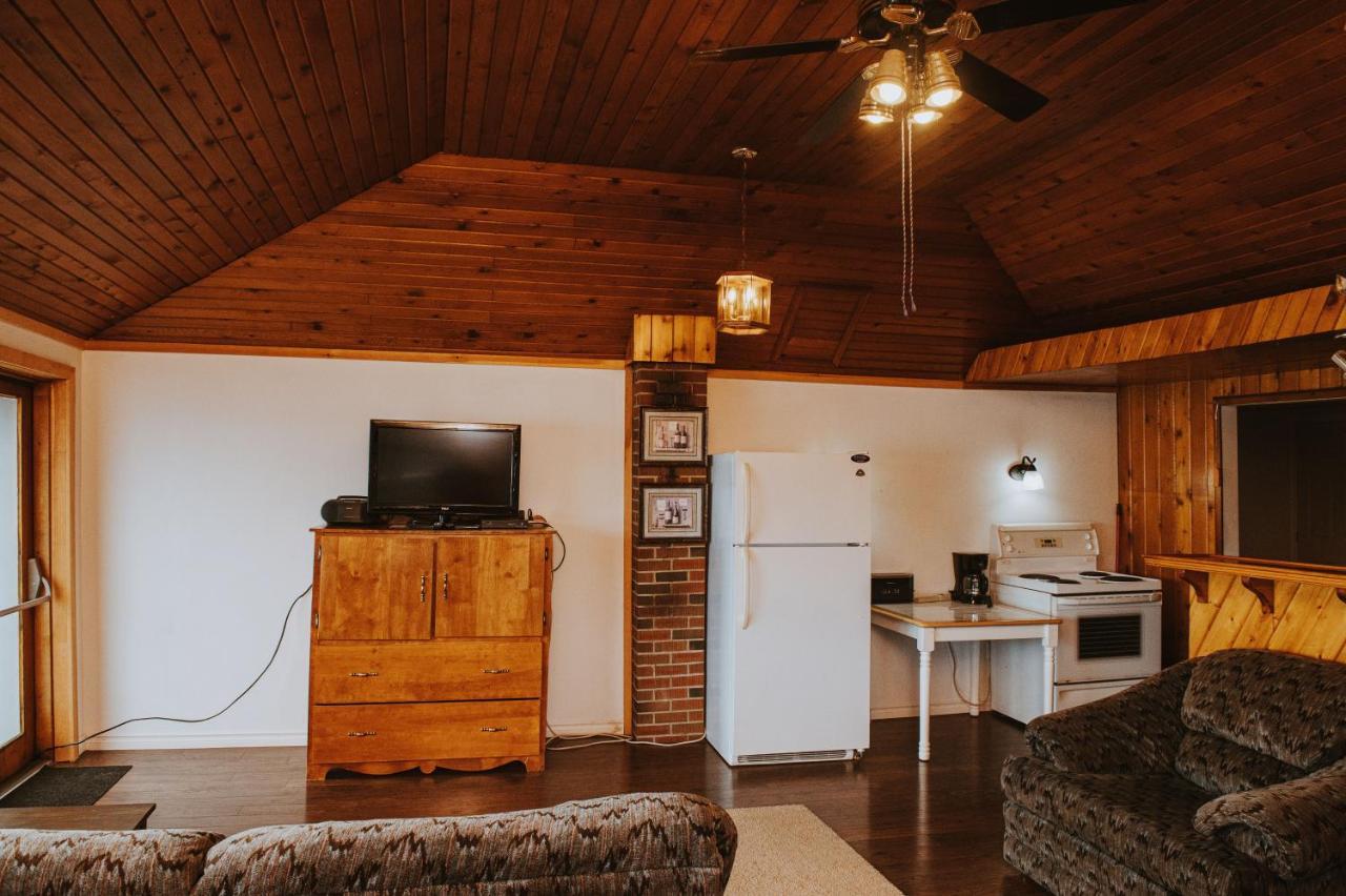 Lang Lake Resort Espanola Екстер'єр фото
