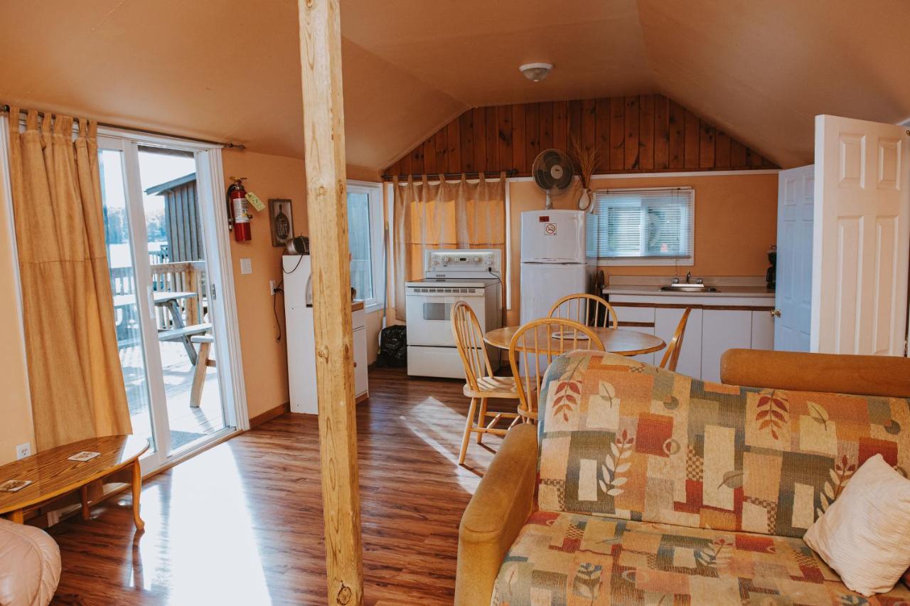 Lang Lake Resort Espanola Екстер'єр фото